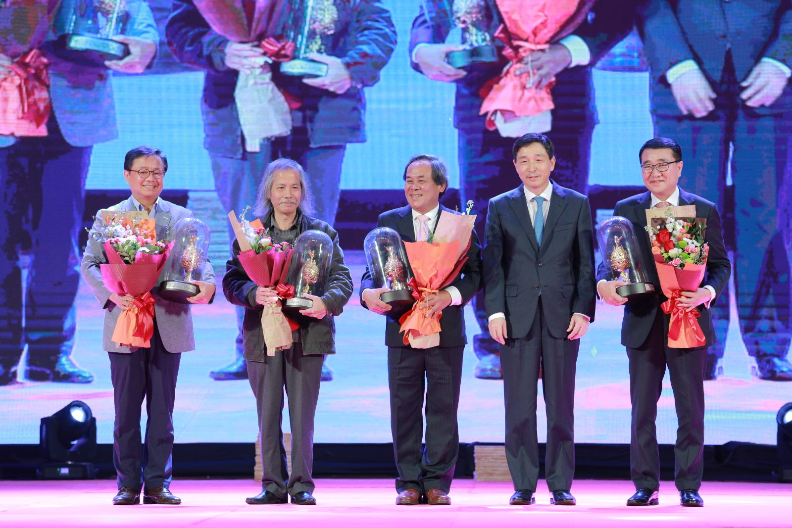 주베트남 한국문화원 개원 10주년 공식 기념식이 11월 25일 하노이 베소문화궁전에서 열려 이혁 대사가 베트남 문체부 당 티 빅 리엔 차관 및 주요 문화계 인사들에게 감사패를 수여하였다.