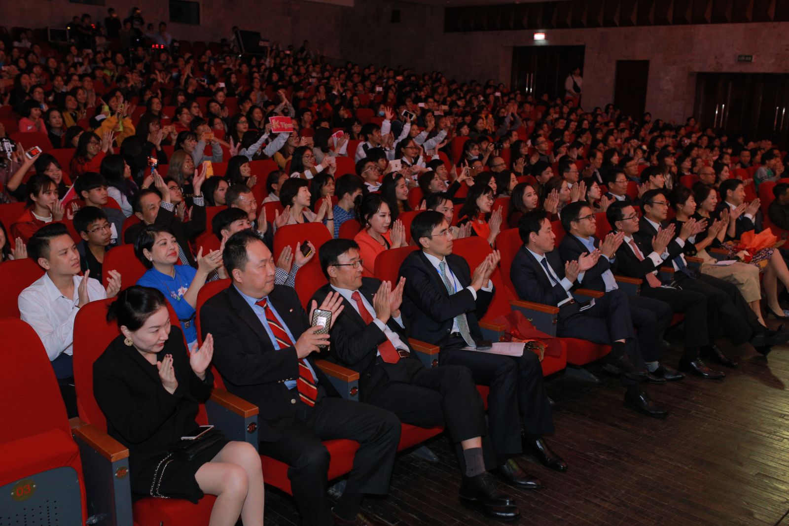 기념식에 참석한 인사들과 관객들이 K-tigers의 축하공연에 환호와 박수를 보내고 있다.