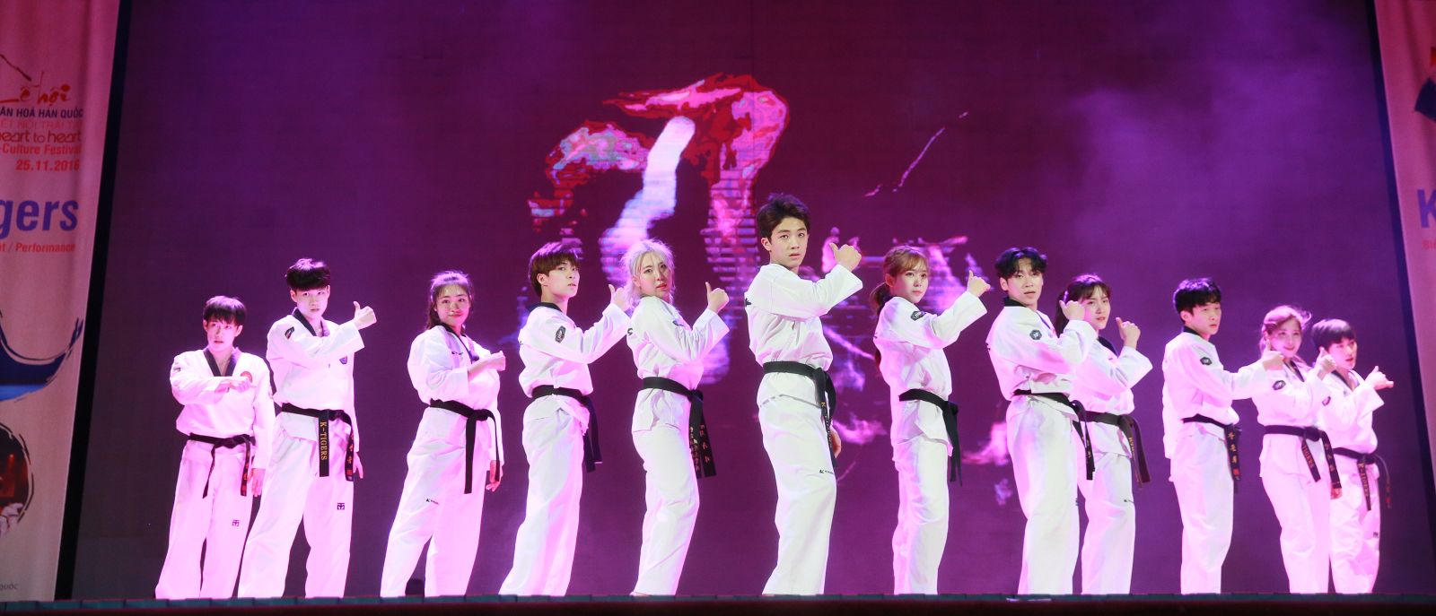 베트남 공식 팬클럽까지 보유한 K-tigers는 화려한 축하공연으로 관객들의 박수를 이끌어내며 그 인기를 실감할 수 있었다.