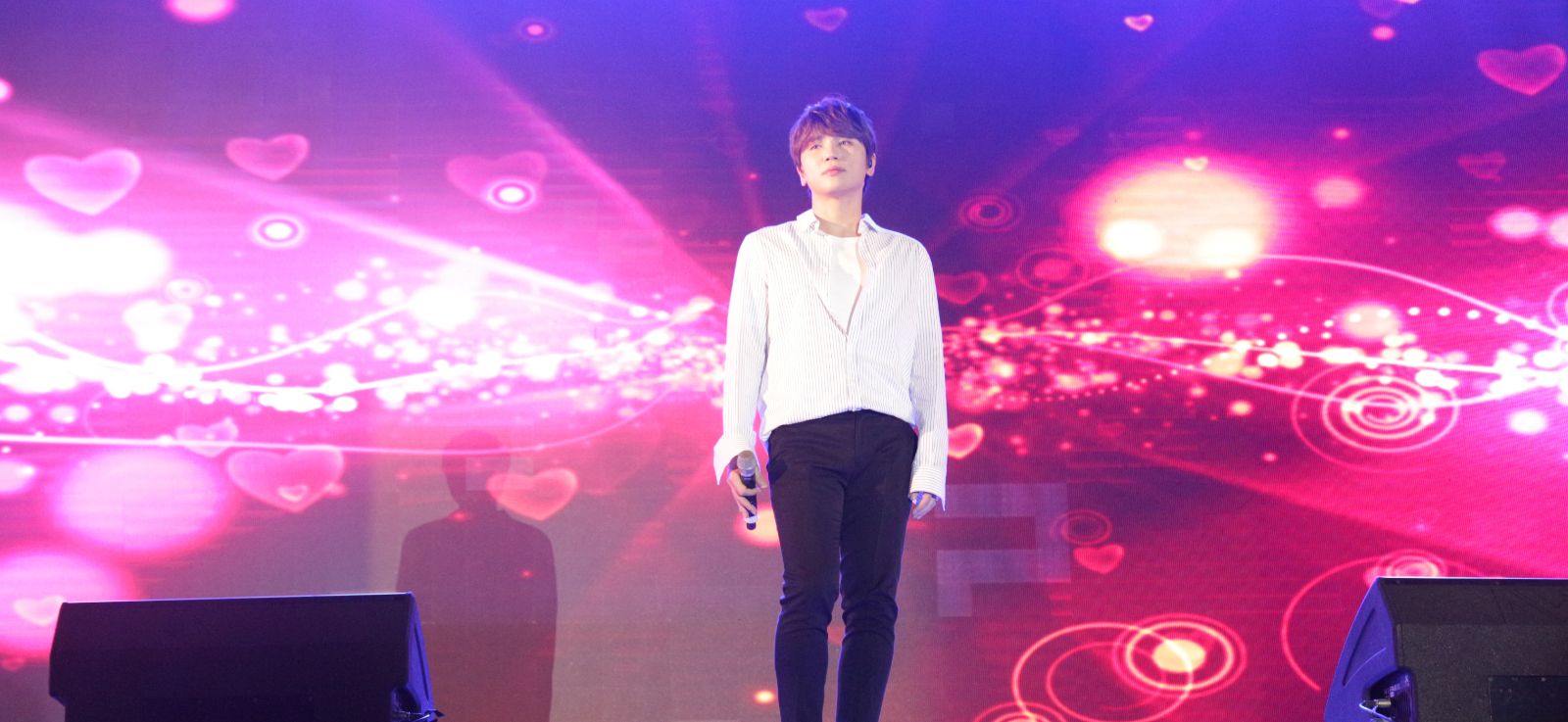 한국문화축제 공연을 위해 무대에 오른 케이윌. 베트남 관객들 대부분이 케이윌의 노래를 따라 부르며 인기를 실감케 했다.