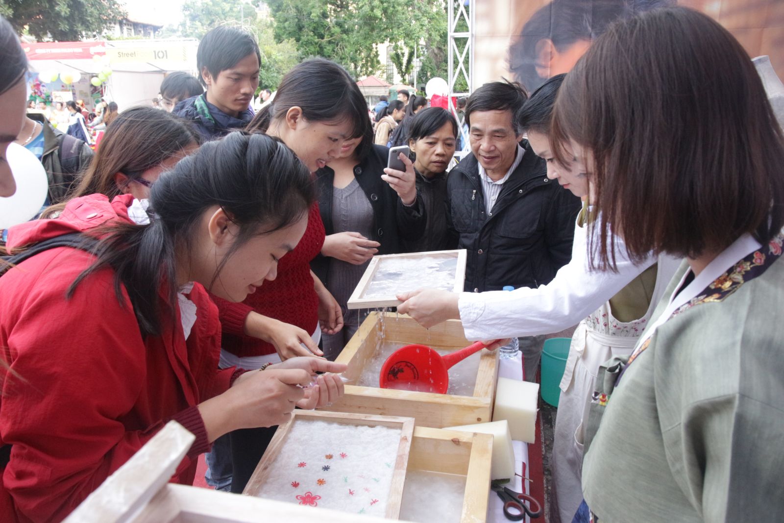 하노이 베소문화궁전 앞 광장에서 열린 한국문화축제에서는 관객들을 위한 다양한 한국 문화 체험공간을 마련하였으며 한지체험은 가장 많은 인기를 누렸다.