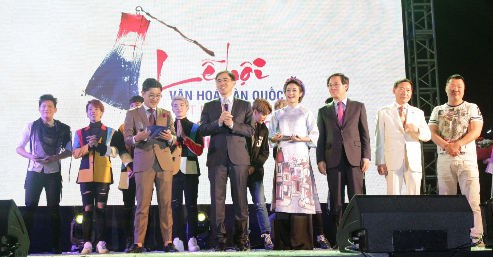 문화원 개원 10주년을 기념해 열린 한국문화축제는 다양한 한국 문화 체험공간, 한국과 베트남 가수 공연 등 양국 문화의 화합의 자리가 되었다.