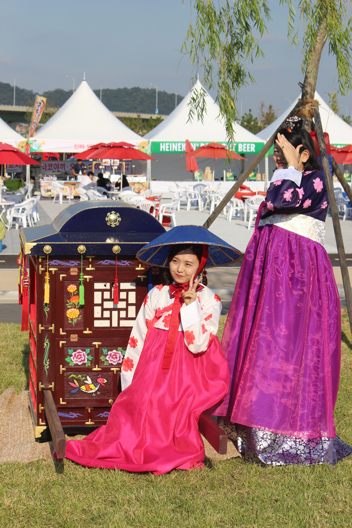 지난 3,4일 이틀간 인천 송도 국제도시 달빛공원에선 ‘더케이페스티벌’이 열렸다. 많은 시민들과 외국인들이 한데 어울려 K-Pop을 비롯, 전통놀이 등 한국문화를 체험했다.