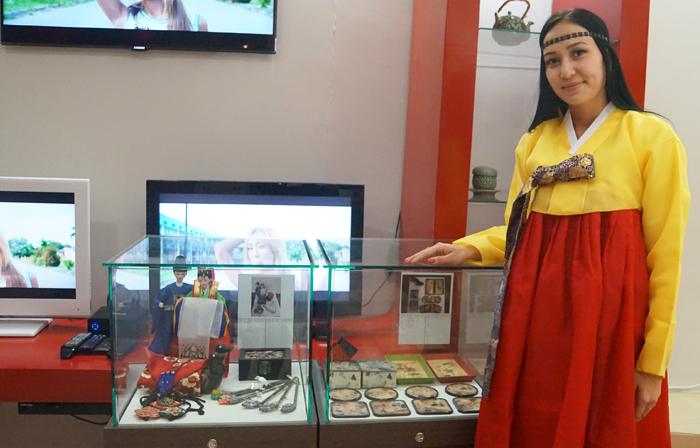 주카자흐스탄 한국문화원에서 가을학기 개강을 기념하는 행사에 맞춰 한복을 곱게 차려입은 카자흐스탄 현지인의 모습