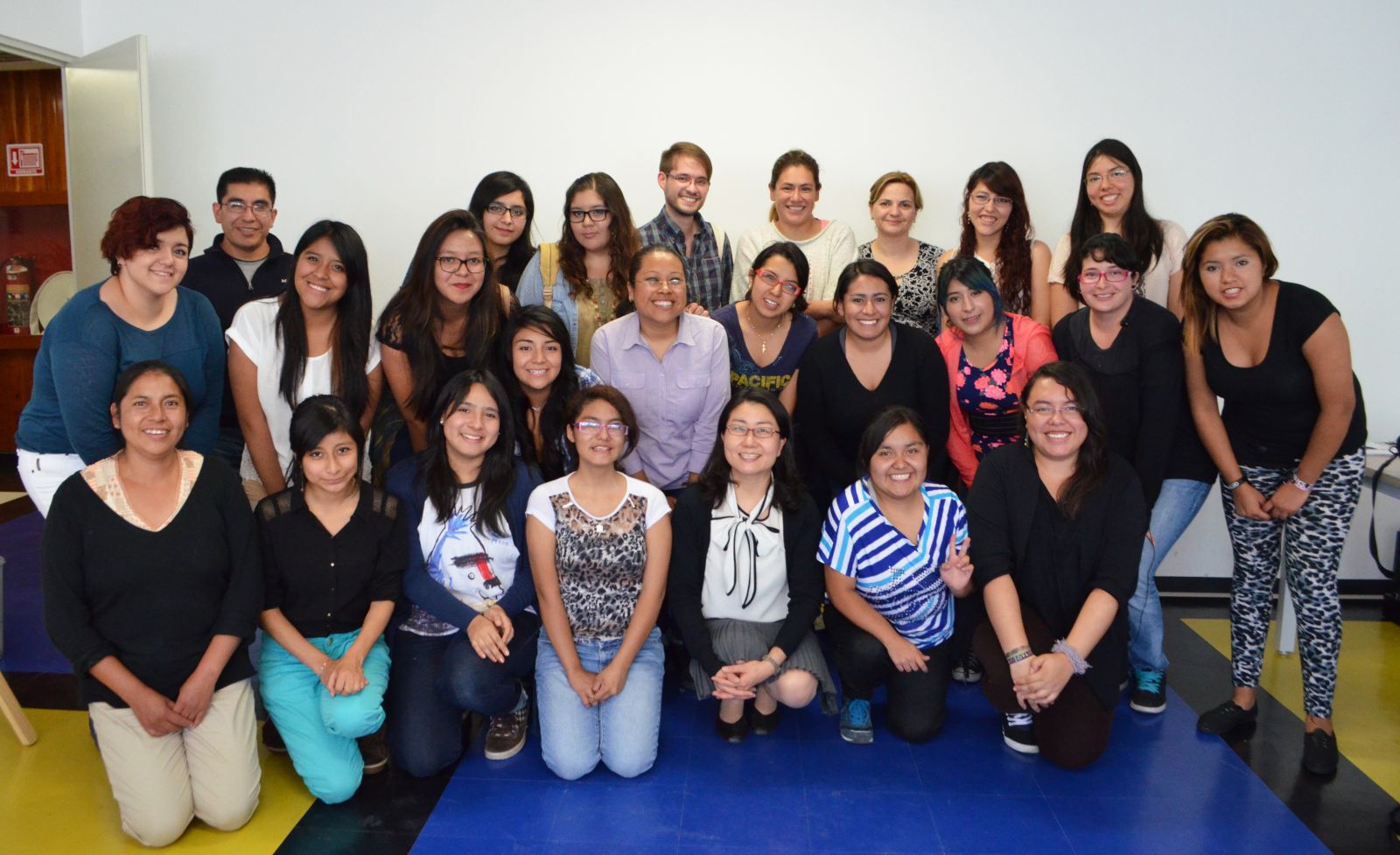 멕시코시티시청 한국어강좌를 위해 세종학당재단에서 파견한 이혜정 교원과 초급1B반 학생들의 단체사진.