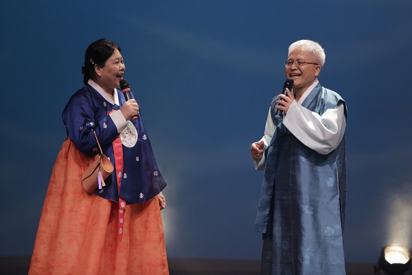 주캐나다 한국대사관의 조대식 대사 부부는 K-Pop 월드 페스티벌 캐나다 지역 예선 참가자들을 격려하며 한대수의 '행복의 나라로'를 열청하였다.