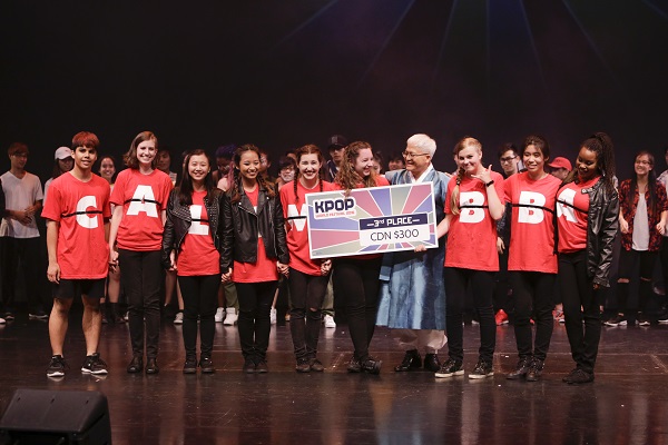 조대식 대사가 K-Pop 월드 페스티벌 캐나다 지역 예선 수상자들에게 상장과 부상을 시상 중이다. 
