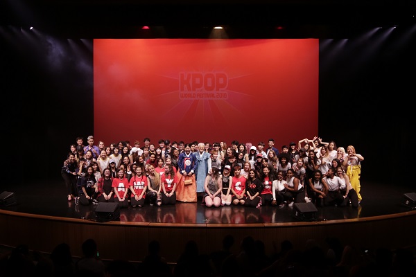 K-Pop 월드 페스티벌 캐나다 지역 예선에 참가한 15팀 60여 명의 참가자들 단체사진.