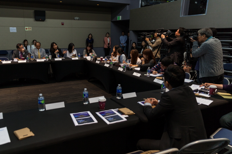 미디어데이에 주LA 한국문화원 아리홀을 찾은 언론인들이 각 기관의 한국문화·한류 확산과 관련된 사업 소개를 취재하고 있다.