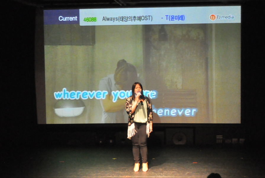 드라마 ‘태양의 후예’ 삽입곡을 애절하게 불러 보컬 부문 최우수상을 차지한 한국어입문반의 캐리사 디즌 씨.