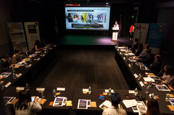 미디어데이에 주LA 한국문화원 아리홀을 찾은 언론인들이 각 기관의 한국문화·한류 확산과 관련된 사업 소개를 취재하고 있다.