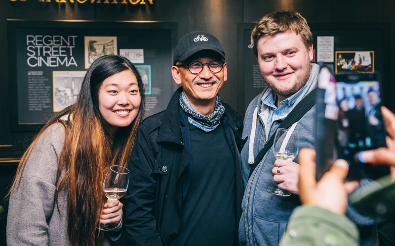 팬들과 기념 촬영 중인 이준익 감독.
