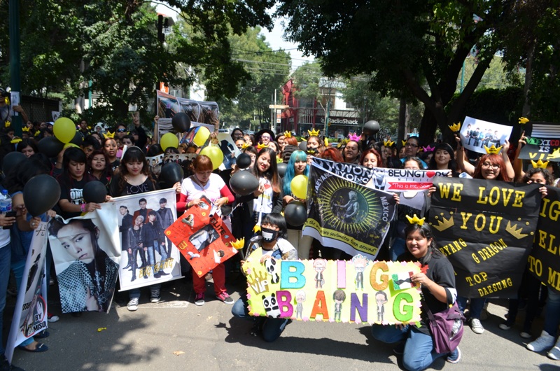 멕시코의 빅뱅 팬클럽 연합 ‘UNION V.I.P.’이 빅뱅을 환영하는 플래카드를 들고 이벤트를 펼치고 있다.