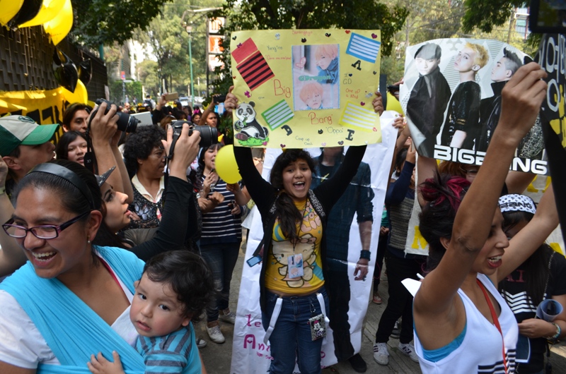플래카드를 높이 치켜들고 열렬한 환호의 뜻을 보이는 멕시코의 빅뱅 팬들의 모습.