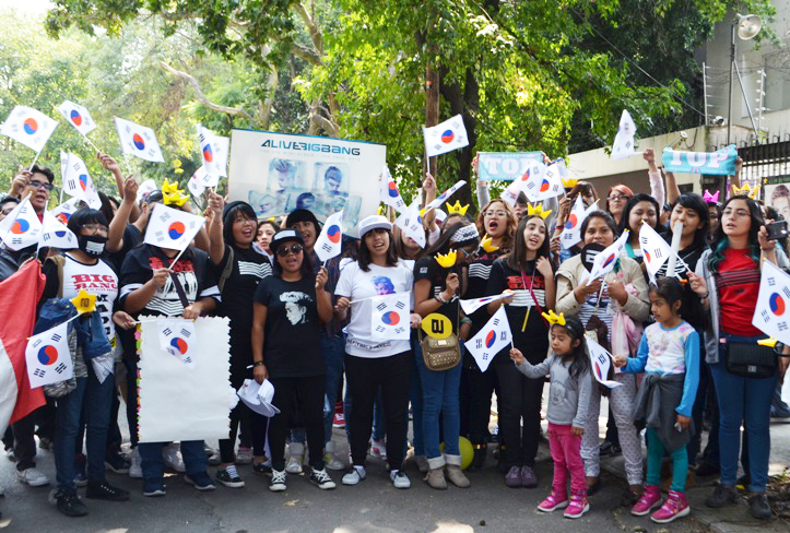 빅뱅 팬클럽 연합 회원들은 주멕시코 한국문화원에서 마련한 태극수기를 들고 한류에 대한 사랑을 담아 단체사진을 찍었다.