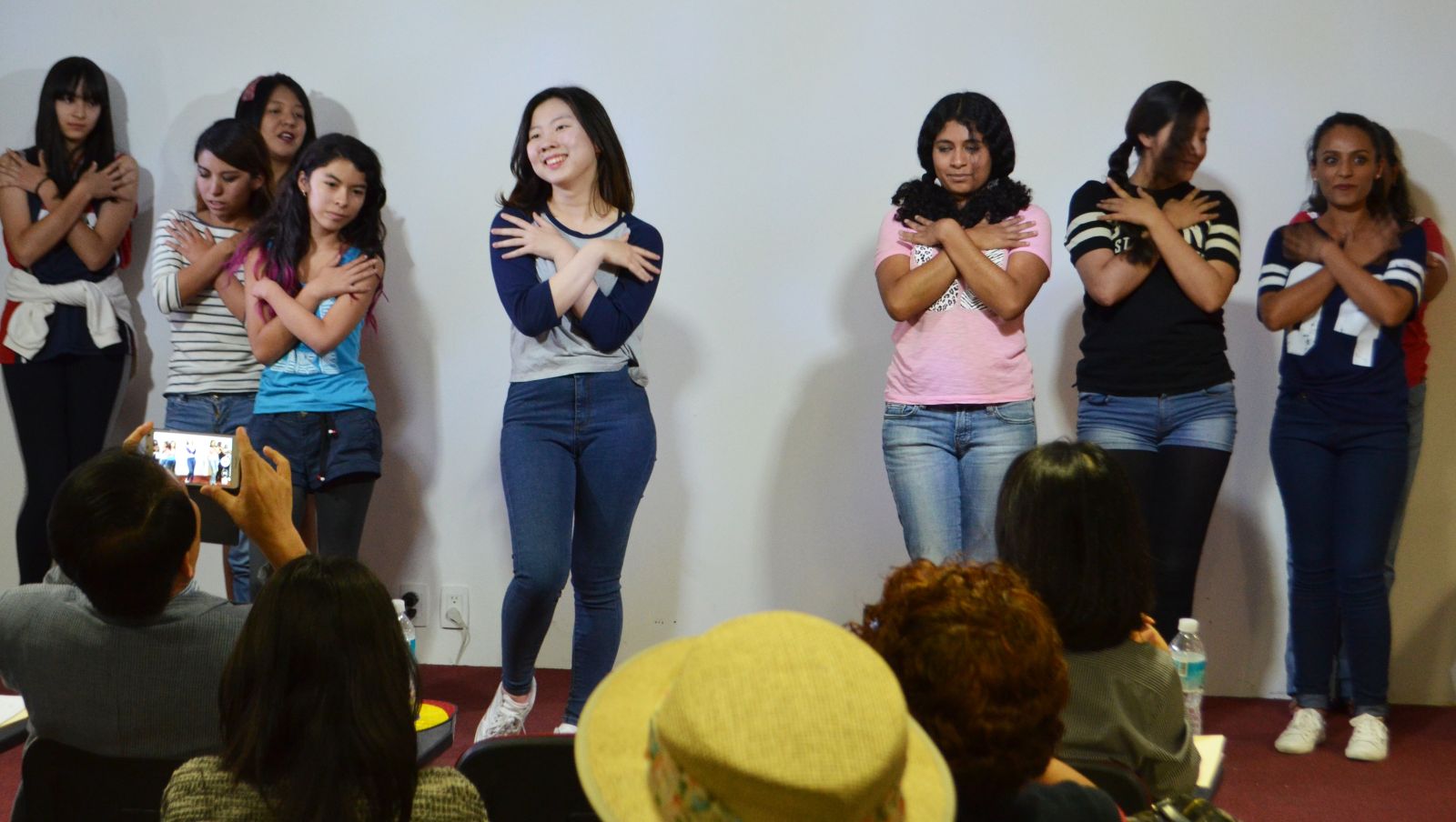 K-Pop 커버 댄스 강좌에서 K-Pop 댄스를 배우는 학생들의 무대.