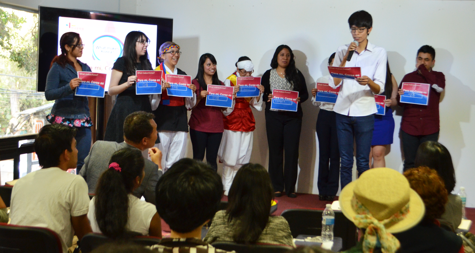 자신이 생각하는 한국의 정의를 소개하며 국가 브랜드 공모전 ‘What makes Korea'에 참여하는 것으로 한국어 말하기 대회가 끝났다.