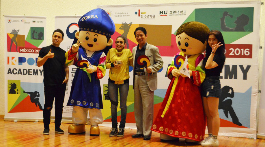 수료식에서 열린 발표 무대에 대한 수상식 중, 장치영 문화원장이 최우수상을 받은 팀을 격려 중이다.