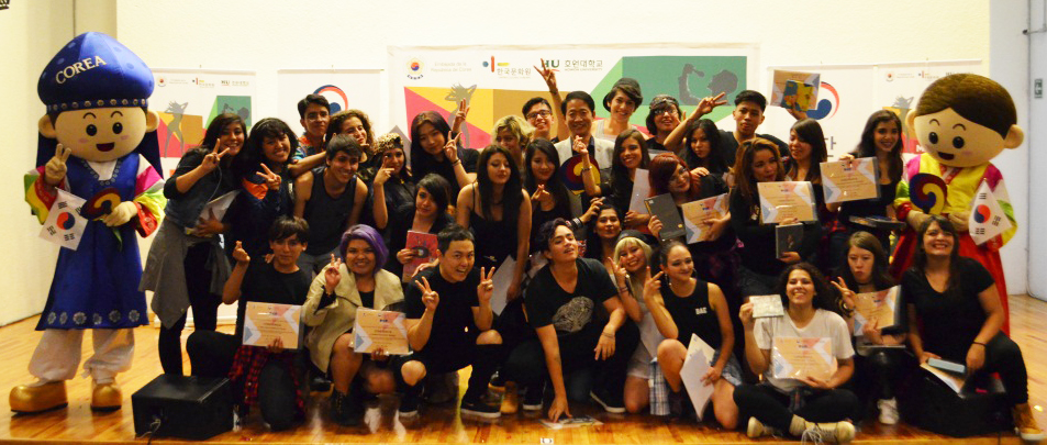 6주간의 '연습생' 생활을 마친 멕시코 제 1기 K-Pop 아카데미 수강생들이 활기찬 모습으로 단체 사진을 찍었다.