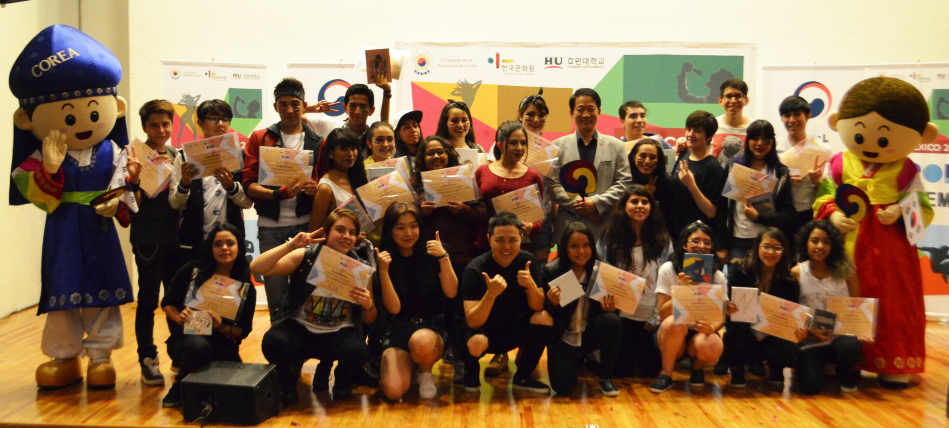 6주간의 '연습생' 생활을 마친 멕시코 제 1기 K-Pop 아카데미 수강생들이 활기찬 모습으로 단체 사진을 찍었다.