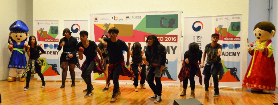 7월 13일 열린 제 1기 멕시코 K-Pop 아카데미 수료식에서는 수강생들이 K-Pop 전문가들에게 사사받은 안무로 발표회를 열었으며, 슈퍼주니어, 방탄소년단의 열정적인 안무를 선보여 열띤 화호를 이끌어냈다.