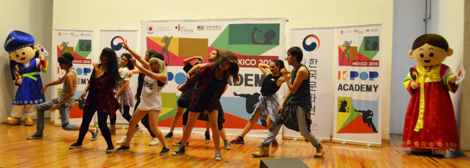 7월 13일 열린 제 1기 멕시코 K-Pop 아카데미 수료식에서는 수강생들이 K-Pop 전문가들에게 사사받은 안무로 발표회를 열었으며, 슈퍼주니어, 방탄소년단의 열정적인 안무를 선보여 열띤 화호를 이끌어냈다.