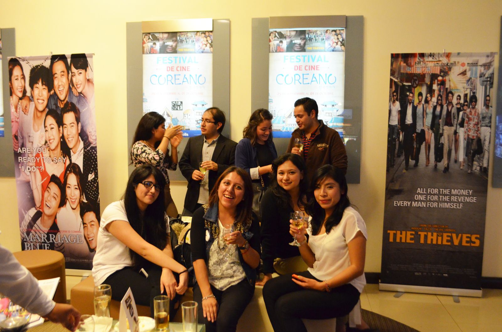 한국 영화 포스터를 뒤로 하고 웃음 짓고 있는 멕시코 현지 관객들의 모습.