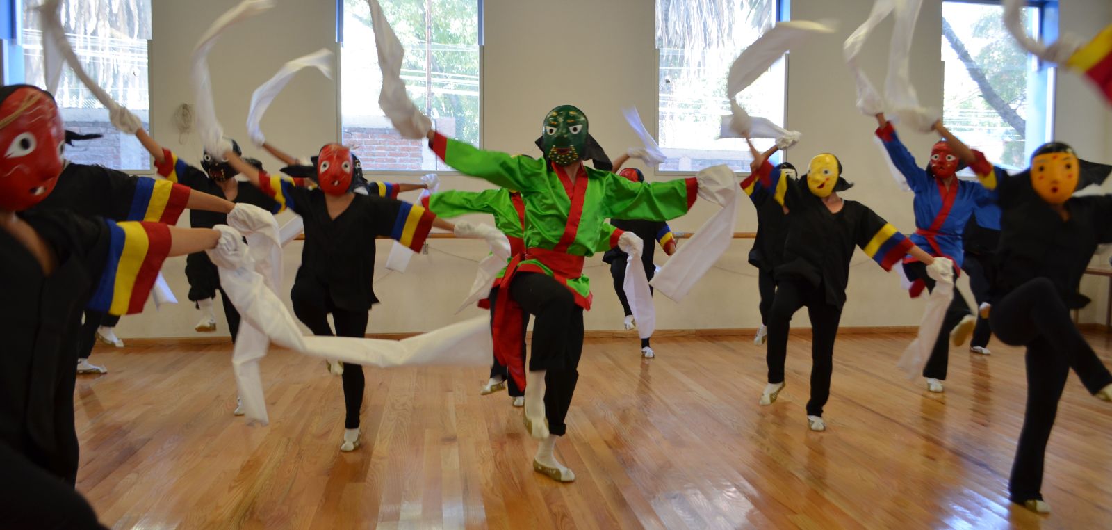 한국춤의 백미인 탈춤을 주제로 열린 강자에 멕시코 무용 전문가들은 큰 관심을 보였다.