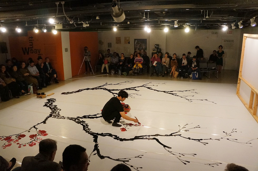 고정두 화가가 무대 바닥에 매화나무를 그리며 공연이 시작된다.