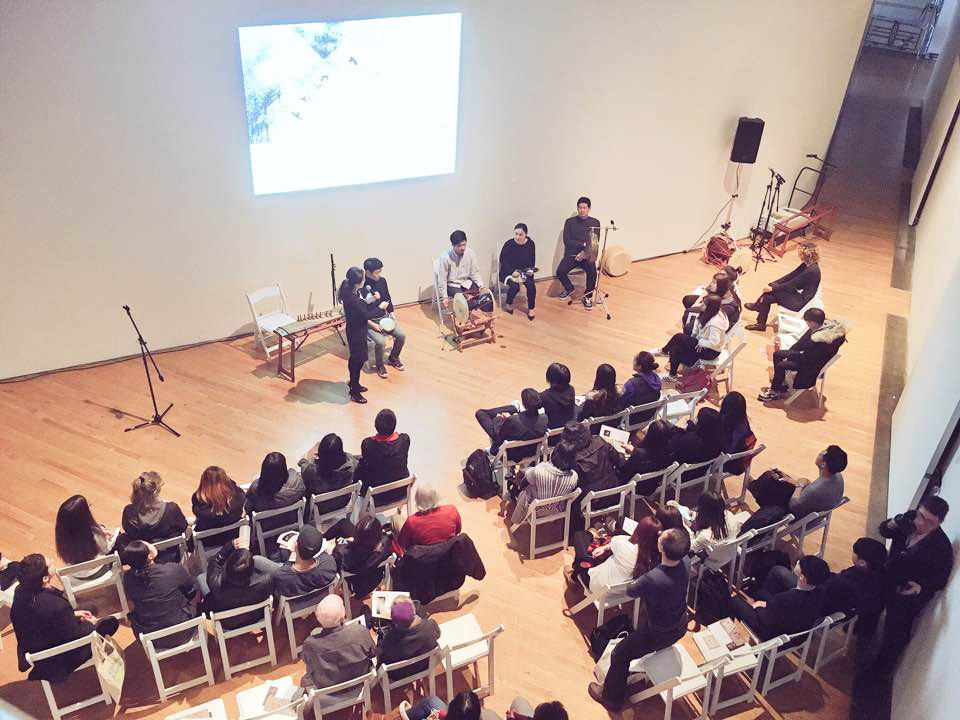 퀸즈 뮤지엄에서  열린 ‘한국 민속화로 본 풍류와 한국 음악에 대한 이해’ 렉처 콘서트 참석자들에게 국악기의 매력을 알리고 있다.