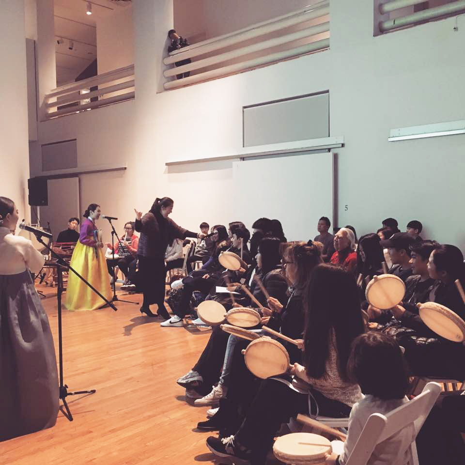 퀸즈 뮤지엄에서  열린 ‘한국 민속화로 본 풍류와 한국 음악에 대한 이해’ 렉처 콘서트 참석자들에게 국악기의 매력을 알리고 있다.