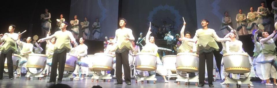 '놀이'는 심장을 울리는 타악과 춤으로 120분간 신명나는 놀이를 펼치는 공연이다.