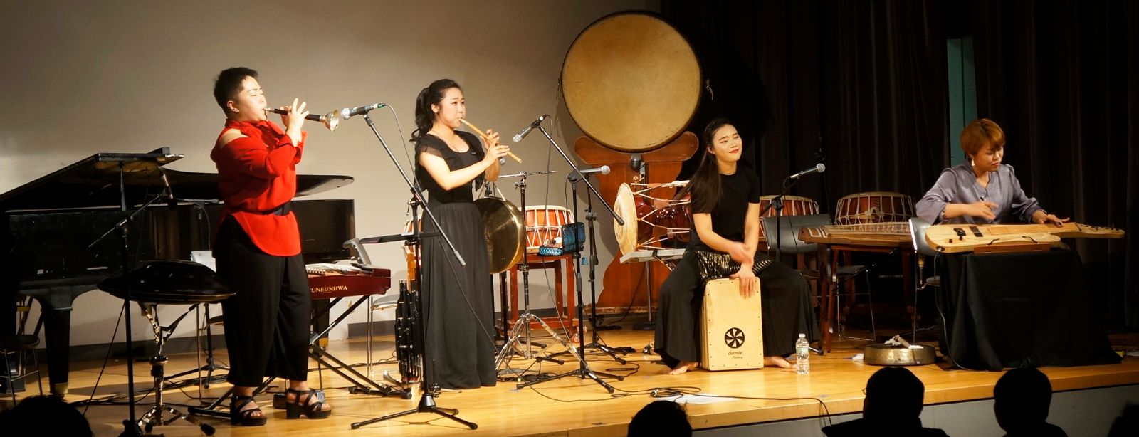 11월 19일 창작 국악밴드 '들소리' 공연이 뉴욕 플러싱도서관에서 '윈도우 온 코리아' 자료 전달식과 함께 열렸다.