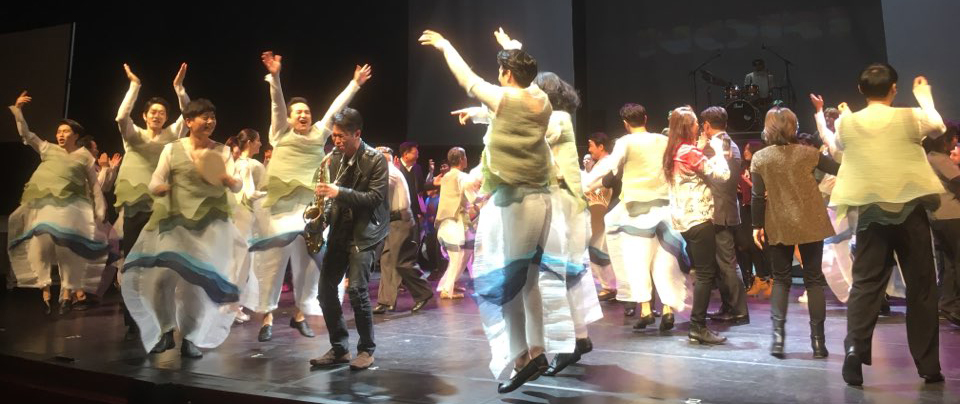 '놀이'는 심장을 울리는 타악과 춤으로 120분간 신명나는 놀이를 펼치는 공연이다.