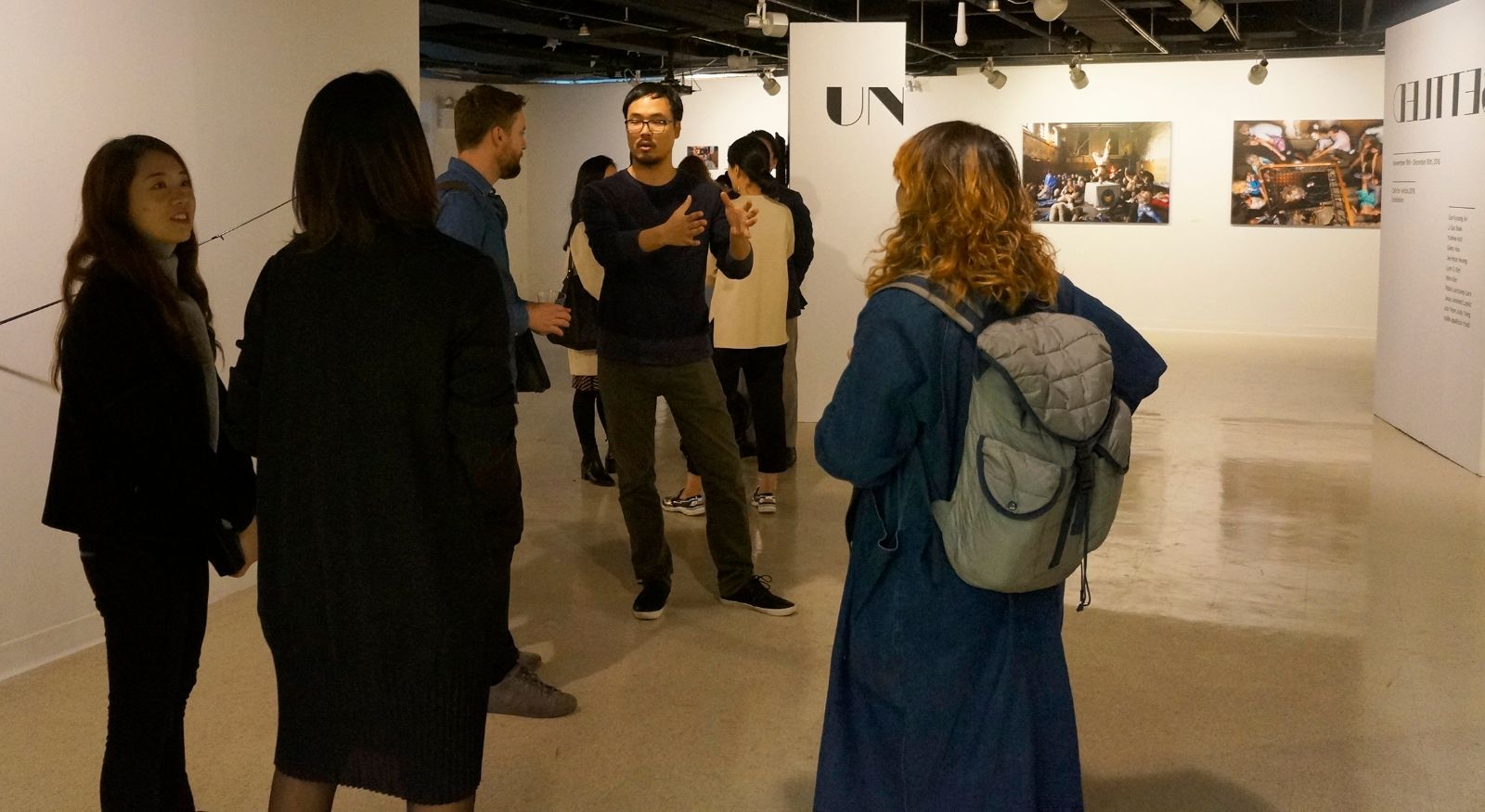 전시장 입구에 설치되어 있는 백지선 작가의 'Voice Fishing'이라는 작품에 대해서 관람객들이 열띤 대화를 나누고 있다.