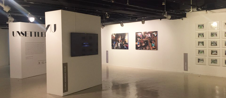 전시장 앞쪽 우측에서 바라본 'Unsettled' 공모전 전경. 전시 주제에 맞게 이동 벽이 비스듬하게 배치된 것을 볼 수 있다.