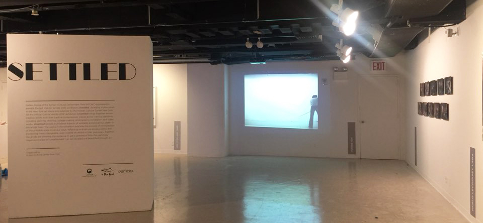 전시장 오른쪽 측면 전경. 정면에 현재성과 순간성을 목탄 드로잉으로 표현하는 허윤희 작가의 비디오 작품을 볼 수 있다. 