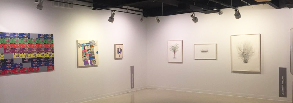 전시장에 들어왔을 때 오른쪽에서 보이는 작품들이다. 오른쪽에는 여행을 통한 자아성찰을 이야기하는 안은경 작가의 작품 세 점, 왼쪽에는 이방인으로 살아가는 작가의 심리적 상태를 신체적으로 표현한 황지현작가의 회화작품 세 점이 나란히 걸려있다.