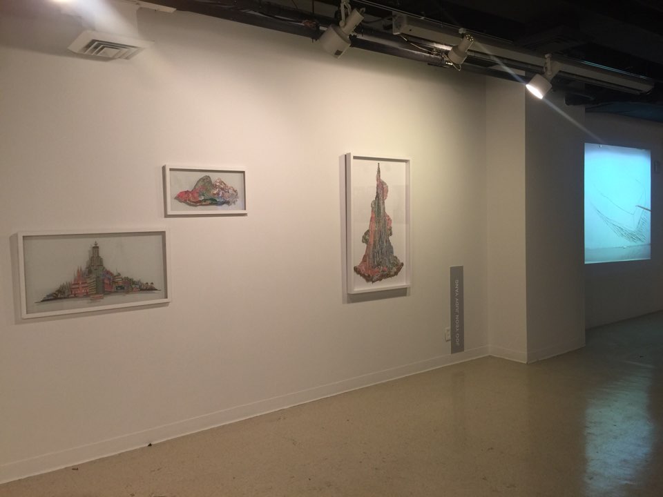 전시장 좌측 벽면에 양주연 작가의 작품 세 점이 전시 되어 있다. 다양한 국가의 화폐를 이용하여 함의적인 풍경과 다의적인 건축물의 모습을 드러내고 있다. 