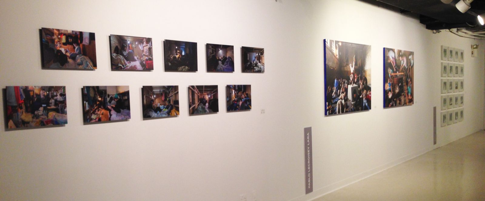 'Unsettled' 공모전 정면 벽에 세 사진작가들의 작품들이 나란히 전시되어있다. 오른쪽부터 김원, 파블로 라라, 허지니 작가의 작품들을 볼 수 있다.