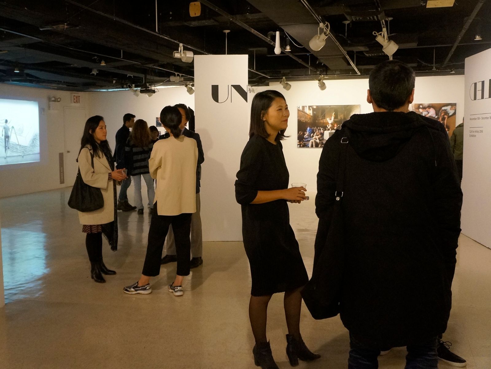 11월 16일 'Unsettled' 공모전 개막 행사에 참여한 작가들과 관람객들이 자유롭게 전시를 관람하며 작품에 대해서 서로 이야기를 나누고 있다.