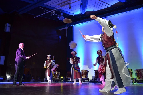 11월 17일 열린 국경일 리셉션 행사에서 타악그룹 고리가 공연을 펼쳐보이고 있다.