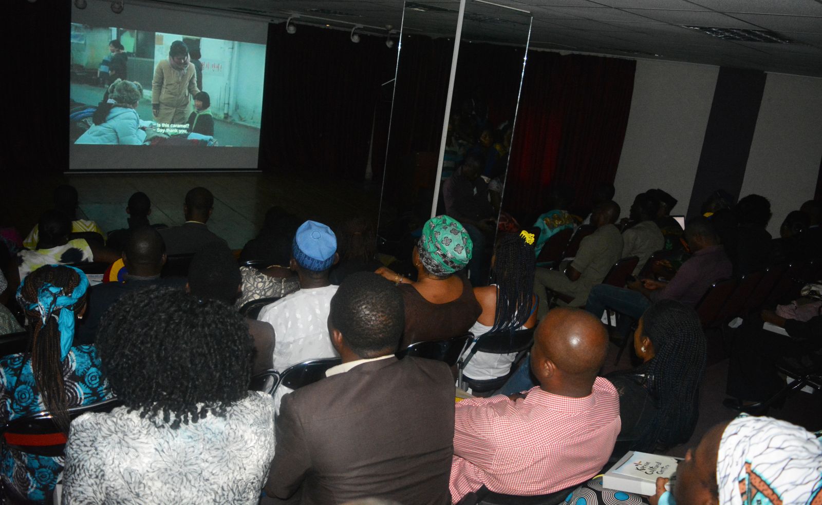 12월 2일 주나이지리아 한국문화원에서 열린 한국 인권 영화 상영회에는 약 100여 명의 나이지리아 시민들이 참여해 영화를 관람했다.