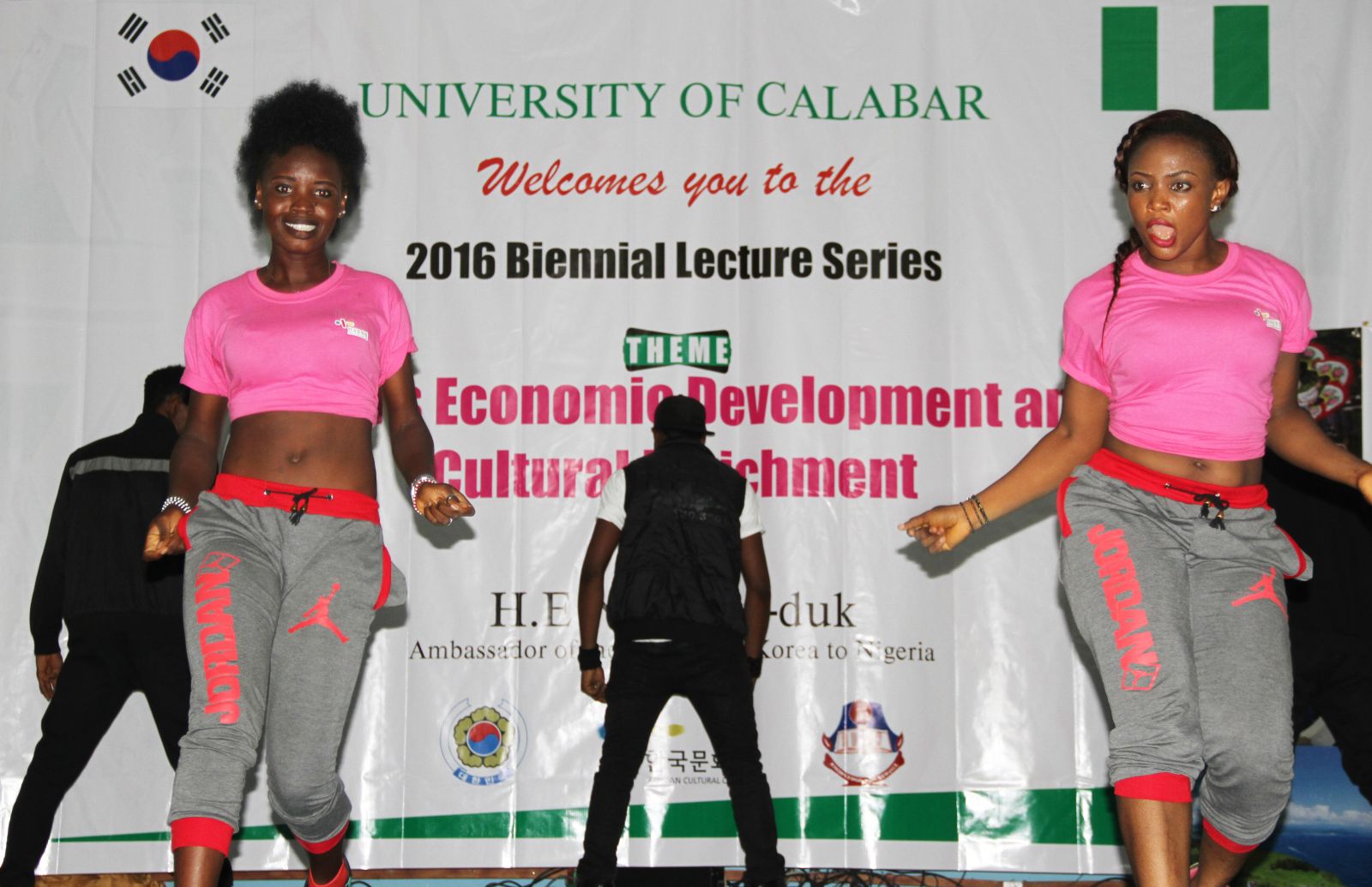 강연회 전 한류체험 행사에 초청된 칼라바 현지 댄스 그룹이 강남스타일을 부르며 춤을 춰 분위기를 달궜다.