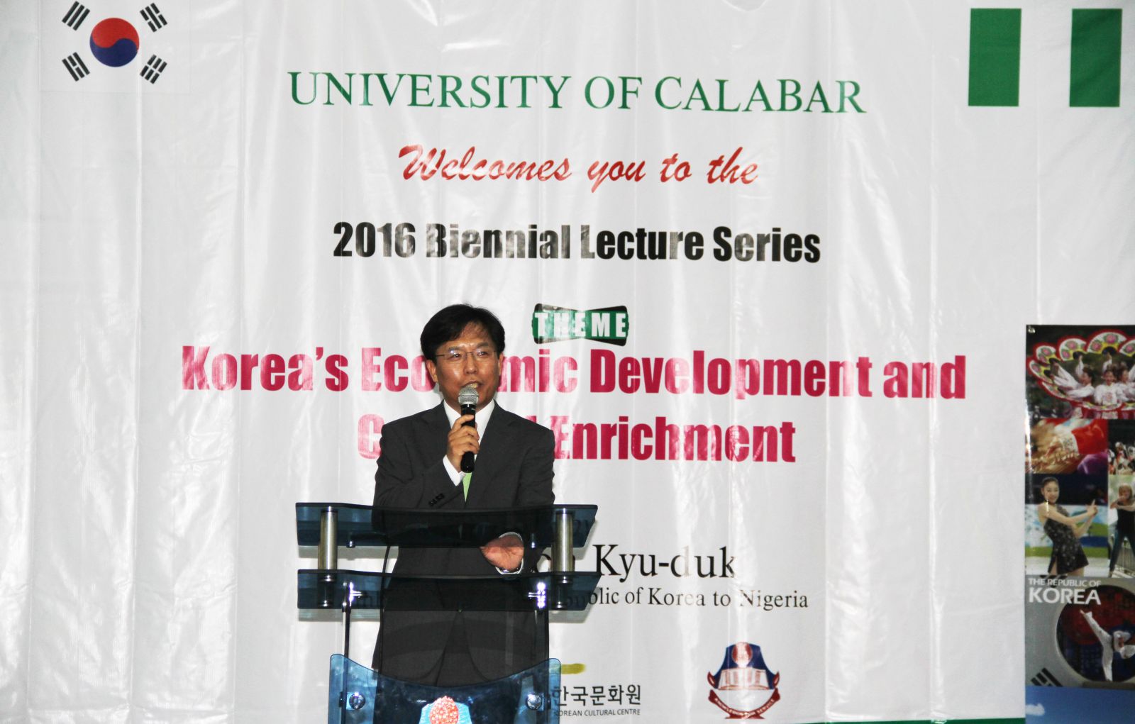 노규덕 대사가 ‘한국의 경제발전과 문화융성’이라는 주제로 칼라바 대학에서 강연 중이다. 