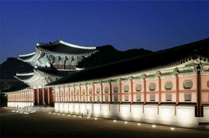 경복궁 흥례문 야경(사진 위), 창경궁 흥화문 야경