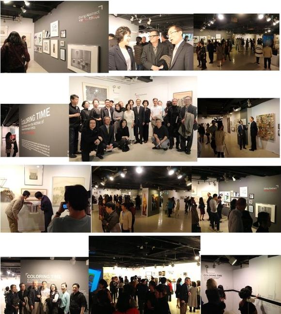 '채색된 시간' 전시회를 찾은 관객들이 작품을 감상하고 있다.