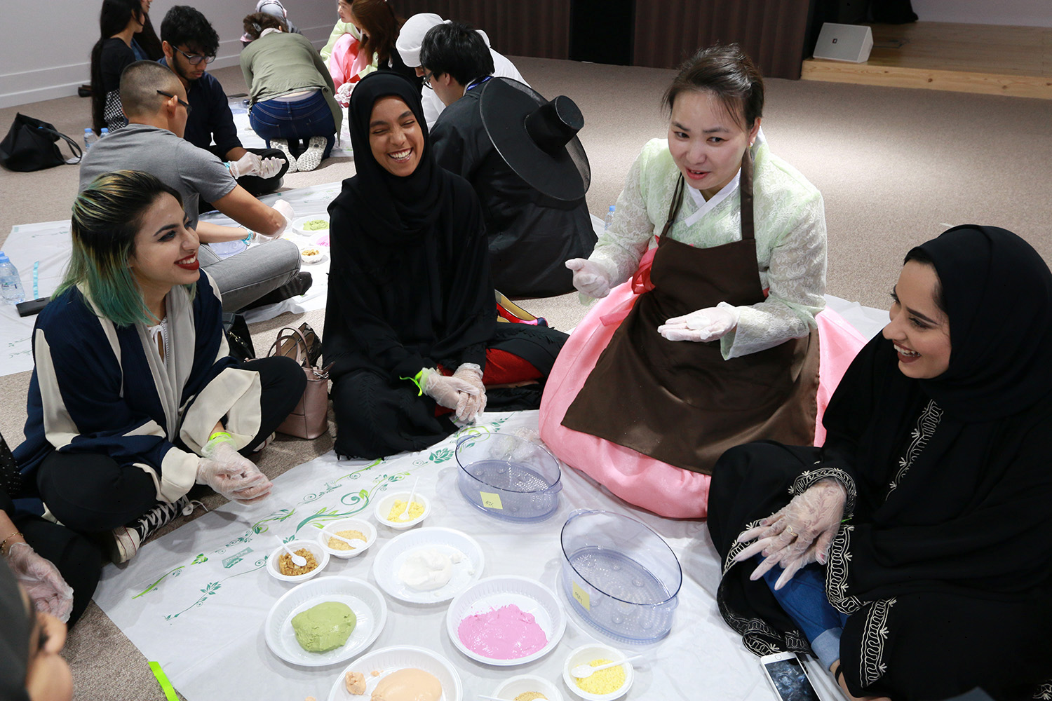 주아랍에미리트 한국문화원에서 열린 추석 체험 행사를 찾은 참가자들이 예쁜 송편을 빚으면 예쁜 딸을 빚는다는 한국 어른들의 옛말에 웃음을 터뜨렸다.