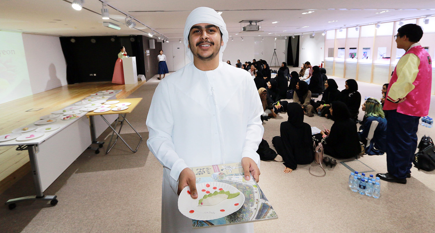 고질라 송편을 만든 살레(Saleh)가 송편 만들기 창의상을 수상하고 웃음짓고 있다.