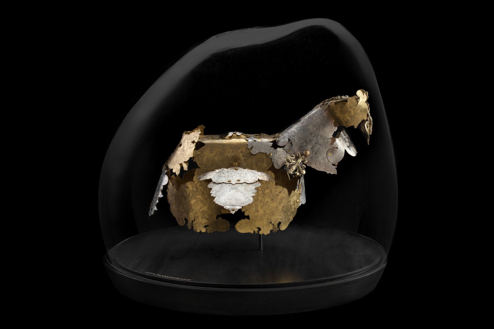 최원정 작가의 앤틱 실버 웨어로 만든 ‘Fearless’.